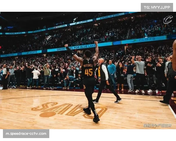 米切尔转身接单手变向摆脱防守，撤步三分展现个人技术